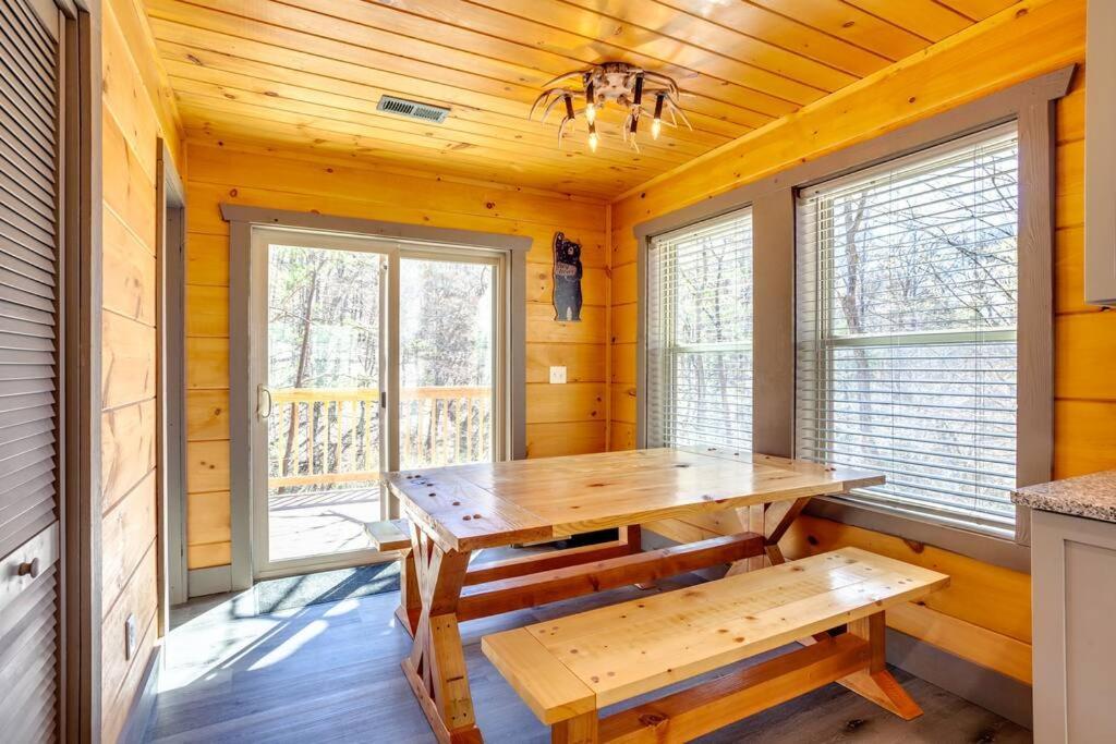 Dancing Bear Cabin- Relax & Enjoy! เซอเวียร์วีล ภายนอก รูปภาพ