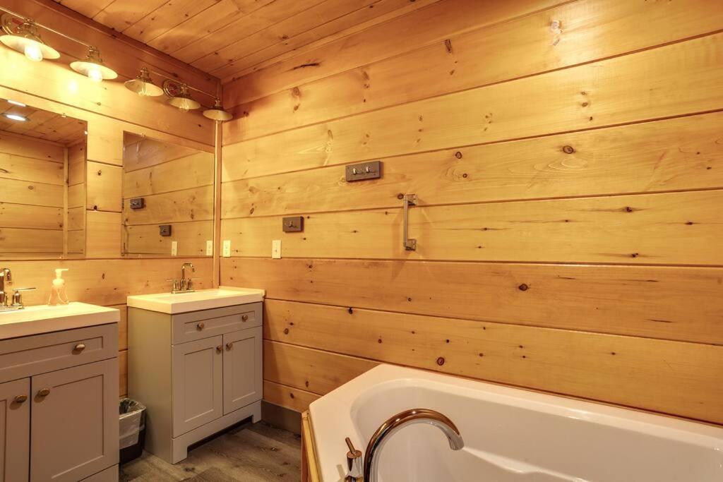Dancing Bear Cabin- Relax & Enjoy! เซอเวียร์วีล ภายนอก รูปภาพ