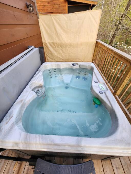 Dancing Bear Cabin- Relax & Enjoy! เซอเวียร์วีล ภายนอก รูปภาพ