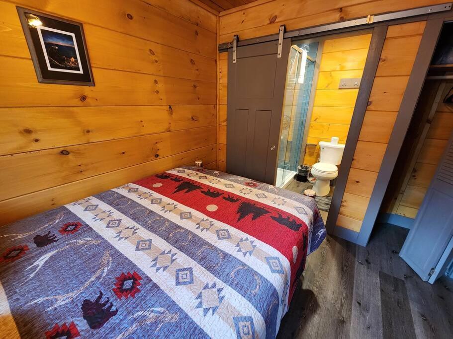Dancing Bear Cabin- Relax & Enjoy! เซอเวียร์วีล ภายนอก รูปภาพ