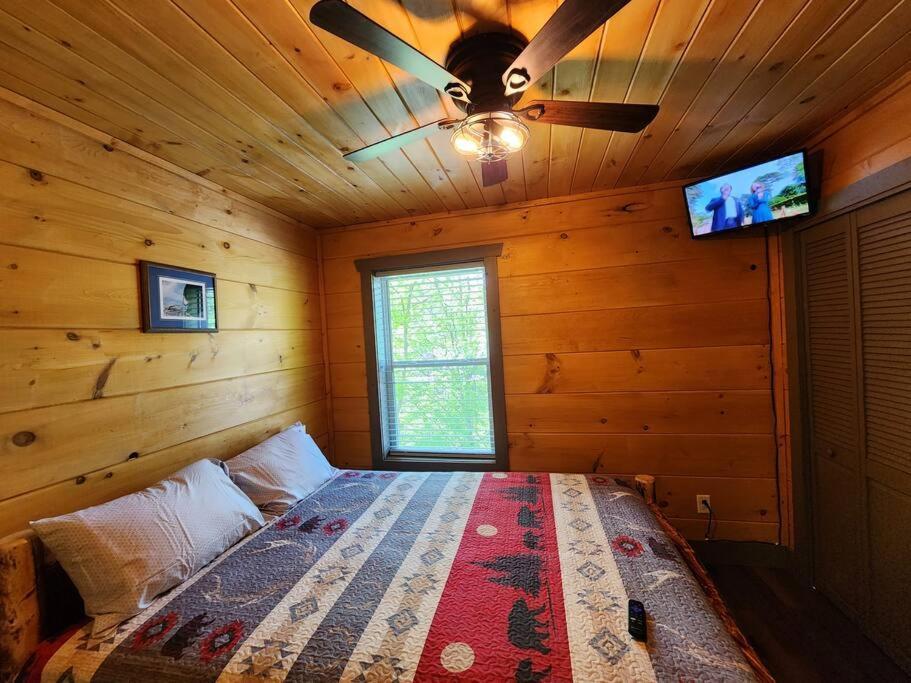 Dancing Bear Cabin- Relax & Enjoy! เซอเวียร์วีล ภายนอก รูปภาพ