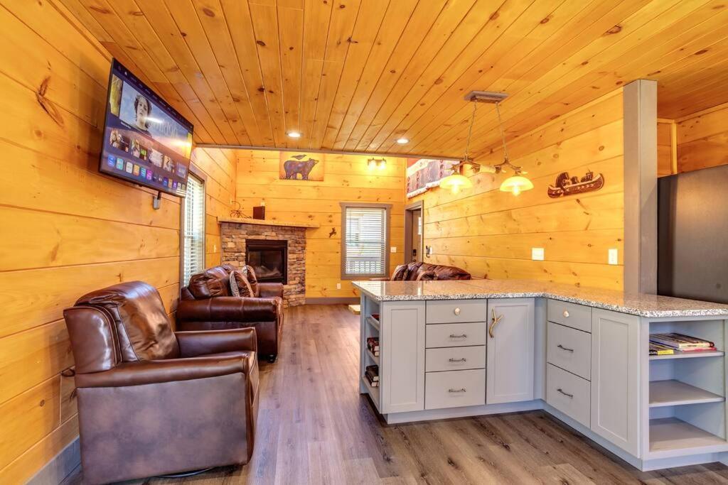 Dancing Bear Cabin- Relax & Enjoy! เซอเวียร์วีล ภายนอก รูปภาพ