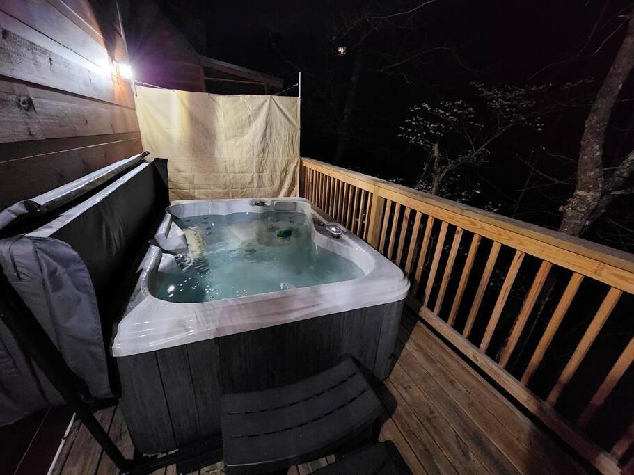 Dancing Bear Cabin- Relax & Enjoy! เซอเวียร์วีล ภายนอก รูปภาพ