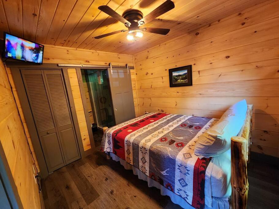 Dancing Bear Cabin- Relax & Enjoy! เซอเวียร์วีล ภายนอก รูปภาพ