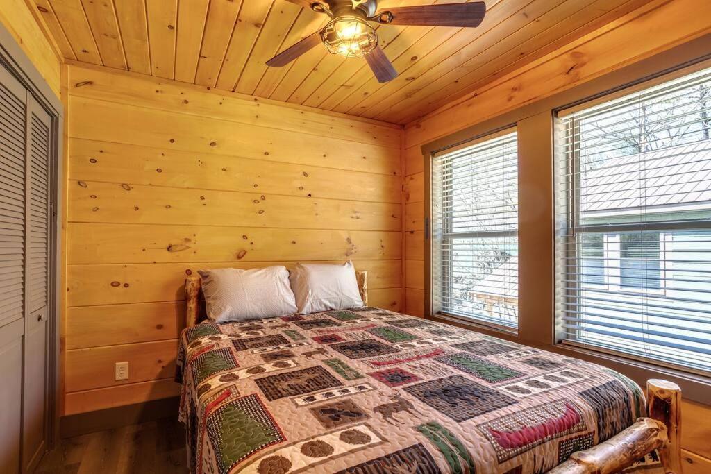 Dancing Bear Cabin- Relax & Enjoy! เซอเวียร์วีล ภายนอก รูปภาพ