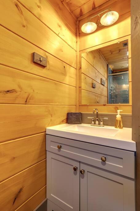 Dancing Bear Cabin- Relax & Enjoy! เซอเวียร์วีล ภายนอก รูปภาพ