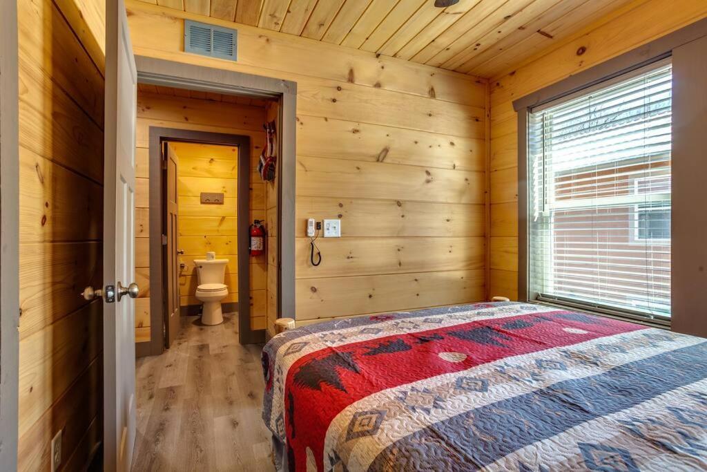 Dancing Bear Cabin- Relax & Enjoy! เซอเวียร์วีล ภายนอก รูปภาพ