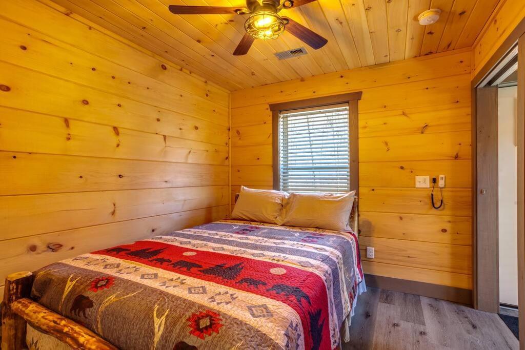 Dancing Bear Cabin- Relax & Enjoy! เซอเวียร์วีล ภายนอก รูปภาพ