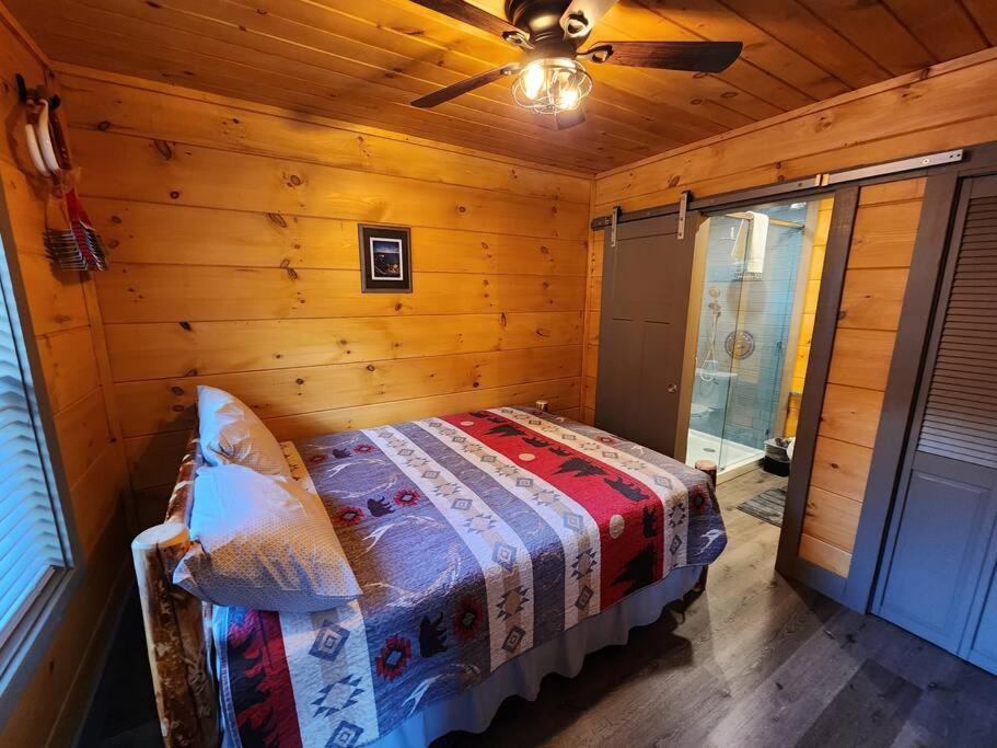 Dancing Bear Cabin- Relax & Enjoy! เซอเวียร์วีล ภายนอก รูปภาพ