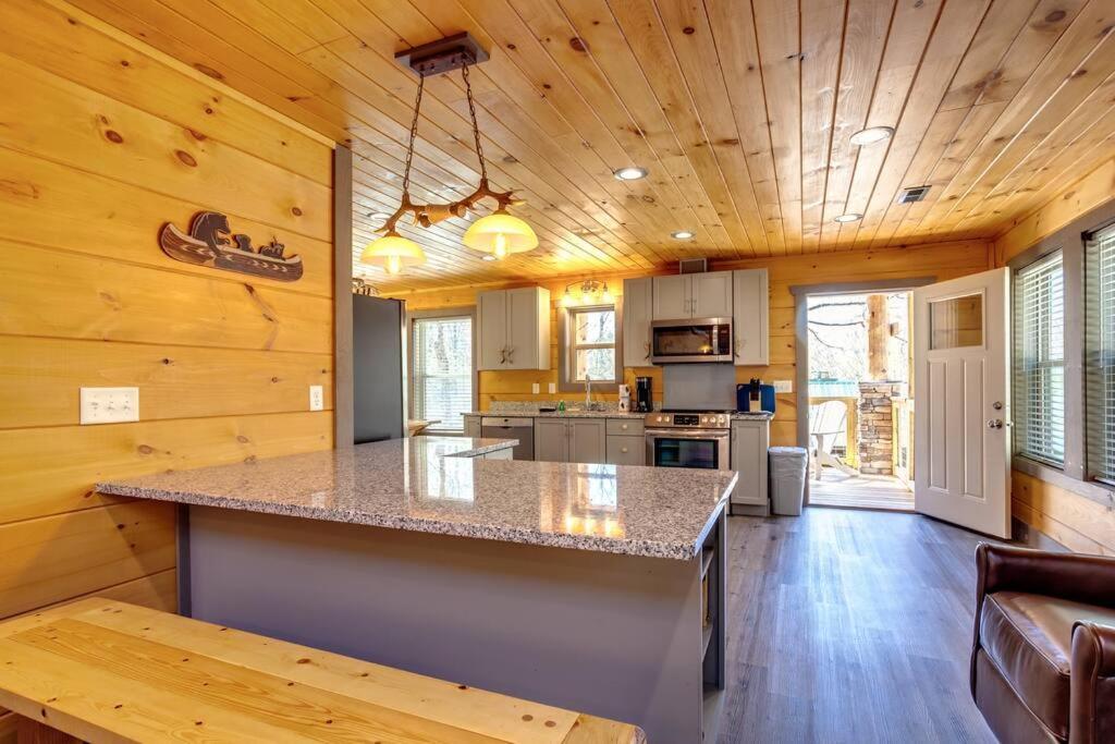 Dancing Bear Cabin- Relax & Enjoy! เซอเวียร์วีล ภายนอก รูปภาพ