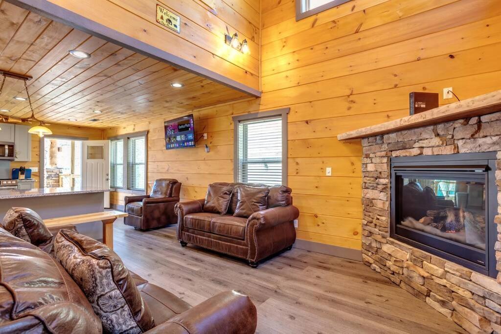 Dancing Bear Cabin- Relax & Enjoy! เซอเวียร์วีล ภายนอก รูปภาพ