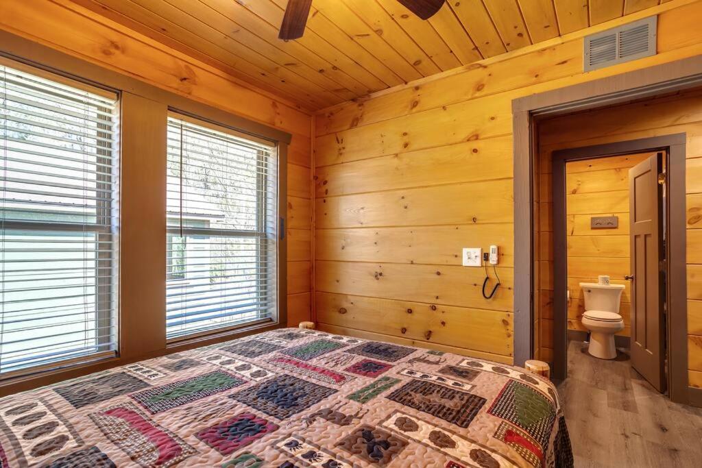 Dancing Bear Cabin- Relax & Enjoy! เซอเวียร์วีล ภายนอก รูปภาพ