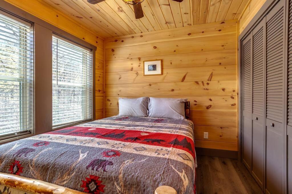 Dancing Bear Cabin- Relax & Enjoy! เซอเวียร์วีล ภายนอก รูปภาพ