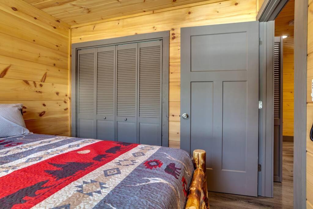 Dancing Bear Cabin- Relax & Enjoy! เซอเวียร์วีล ภายนอก รูปภาพ