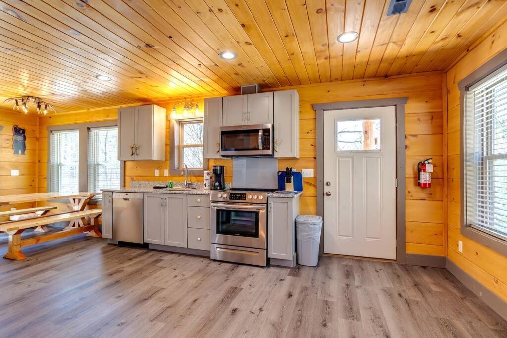 Dancing Bear Cabin- Relax & Enjoy! เซอเวียร์วีล ภายนอก รูปภาพ