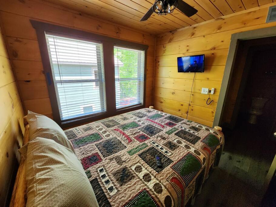 Dancing Bear Cabin- Relax & Enjoy! เซอเวียร์วีล ภายนอก รูปภาพ