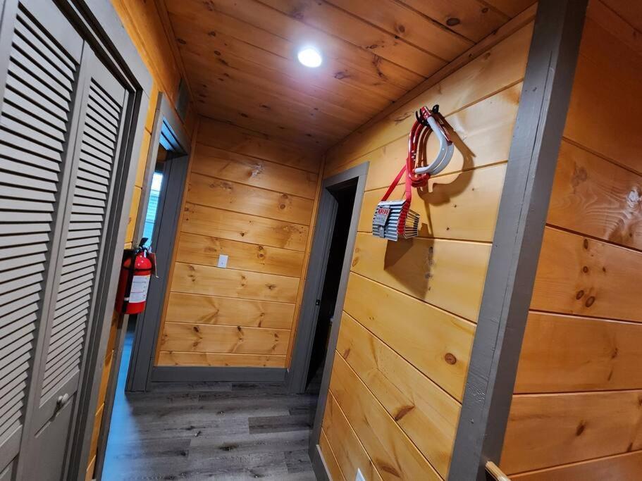 Dancing Bear Cabin- Relax & Enjoy! เซอเวียร์วีล ภายนอก รูปภาพ