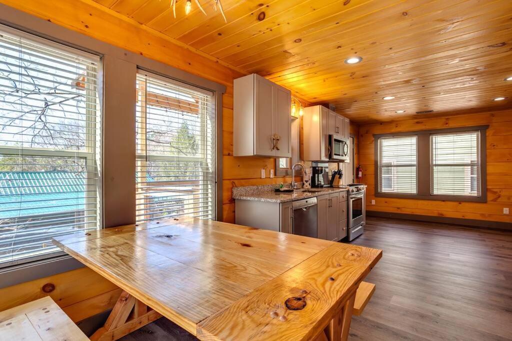 Dancing Bear Cabin- Relax & Enjoy! เซอเวียร์วีล ภายนอก รูปภาพ